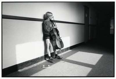108049 Afbeelding van een jongen met een cello tijdens een repetitie in de Gemeentelijke Muziekschool (Domplein 4) te ...